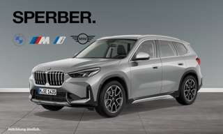 Schräge Frontansicht auf einen BMW X1 , freigestellt