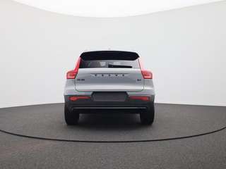 Schräge Frontansicht auf einen Volvo XC40 , freigestellt