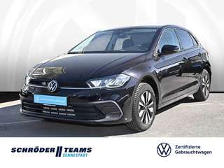 Schräge Frontansicht auf einen Volkswagen Polo , freigestellt
