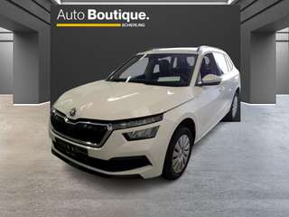 Schräge Frontansicht auf einen Skoda Kamiq , freigestellt