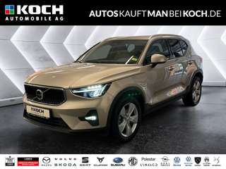 Schräge Frontansicht auf einen Volvo XC40 , freigestellt