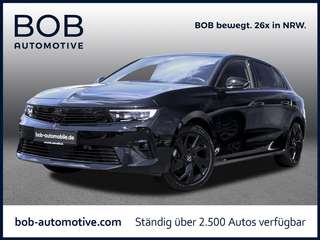 Schräge Frontansicht auf einen Opel Astra , freigestellt