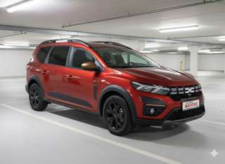 Schräge Frontansicht auf einen Dacia Jogger , freigestellt