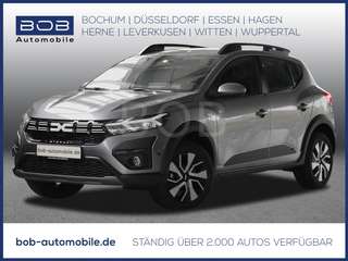 Schräge Frontansicht auf einen Dacia Sandero , freigestellt