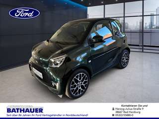 Schräge Frontansicht auf einen smart fortwo , freigestellt
