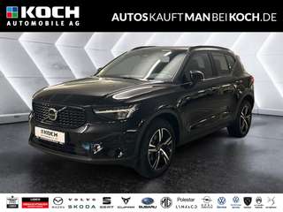 Schräge Frontansicht auf einen Volvo XC40 , freigestellt