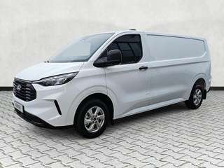 Schräge Frontansicht auf einen Ford Transit Custom , freigestellt