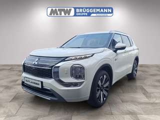 Schräge Frontansicht auf einen Mitsubishi Outlander , freigestellt