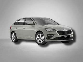 Schräge Frontansicht auf einen Skoda Scala , freigestellt