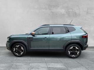 Schräge Frontansicht auf einen Dacia Duster , freigestellt