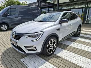 Schräge Frontansicht auf einen Renault Arkana , freigestellt