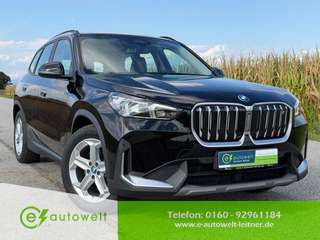 Schräge Frontansicht auf einen BMW iX1 , freigestellt