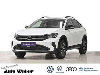 Schräge Frontansicht auf einen Volkswagen Taigo , freigestellt