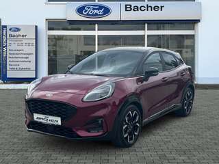 Schräge Frontansicht auf einen Ford Puma , freigestellt