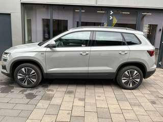 Schräge Frontansicht auf einen Skoda Karoq , freigestellt
