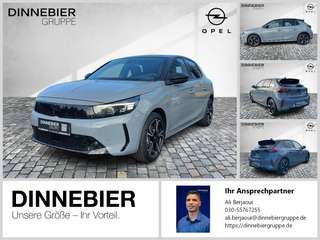 Schräge Frontansicht auf einen Opel Corsa , freigestellt