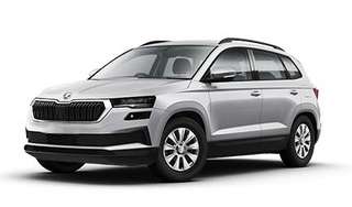 Schräge Frontansicht auf einen Skoda Karoq , freigestellt