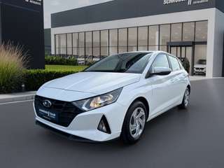 Schräge Frontansicht auf einen Hyundai i20 , freigestellt