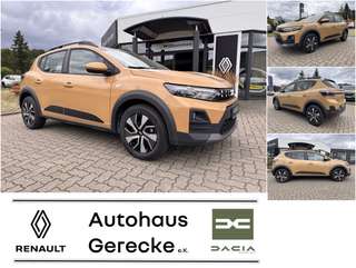 Schräge Frontansicht auf einen Dacia Sandero , freigestellt