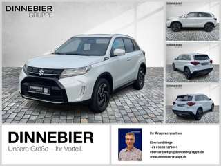 Schräge Frontansicht auf einen Suzuki Vitara , freigestellt