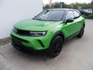 Schräge Frontansicht auf einen Opel Mokka , freigestellt