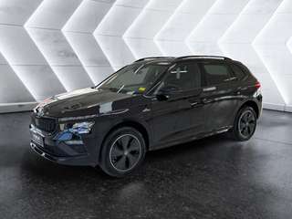 Schräge Frontansicht auf einen Skoda Kamiq , freigestellt