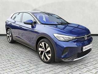 Schräge Frontansicht auf einen Volkswagen ID.4 , freigestellt