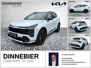 Schräge Frontansicht auf einen Kia Sportage , freigestellt