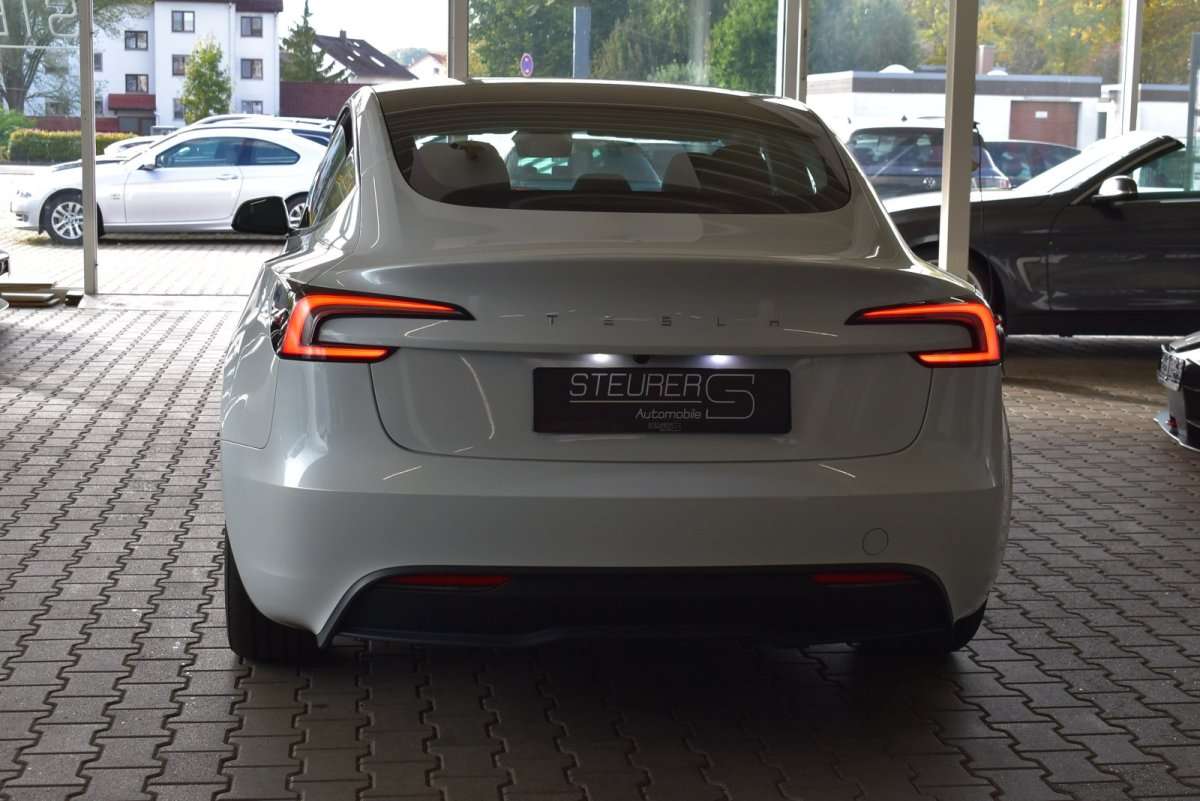 Fahrzeugbild eines TESLA Model 3