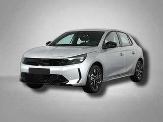 Schräge Frontansicht auf einen Opel Corsa , freigestellt