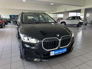 Schräge Frontansicht auf einen BMW 2er Active Tourer , freigestellt