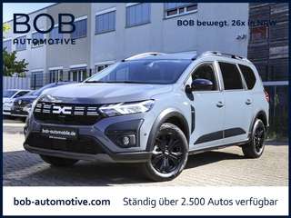 Schräge Frontansicht auf einen Dacia Jogger , freigestellt
