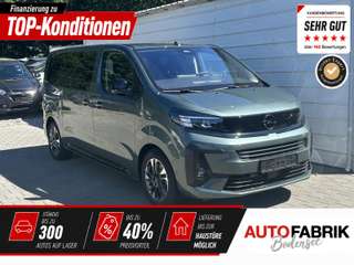 Schräge Frontansicht auf einen Opel Zafira , freigestellt