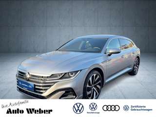 Schräge Frontansicht auf einen Volkswagen Arteon , freigestellt