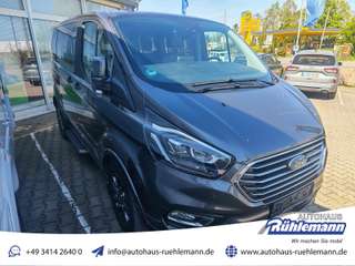 Schräge Frontansicht auf einen Ford Tourneo Custom , freigestellt