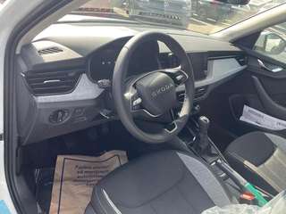 Schräge Frontansicht auf einen Skoda Kamiq , freigestellt