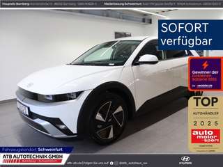 Schräge Frontansicht auf einen Hyundai IONIQ 5 , freigestellt