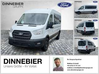 Schräge Frontansicht auf einen Ford Transit , freigestellt