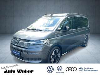 Schräge Frontansicht auf einen Volkswagen California , freigestellt