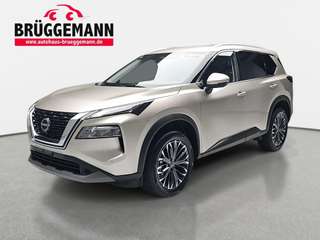 Schräge Frontansicht auf einen Nissan X-TRAIL , freigestellt