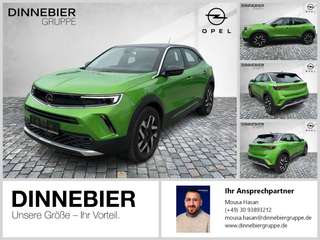 Schräge Frontansicht auf einen Opel Mokka Electric , freigestellt