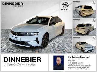 Schräge Frontansicht auf einen Opel Astra , freigestellt