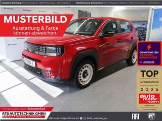 Schräge Frontansicht auf einen Fiat Grande Panda , freigestellt