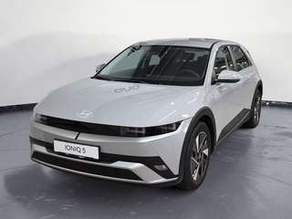 Schräge Frontansicht auf einen Hyundai IONIQ , freigestellt