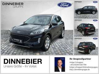 Schräge Frontansicht auf einen Ford Kuga , freigestellt