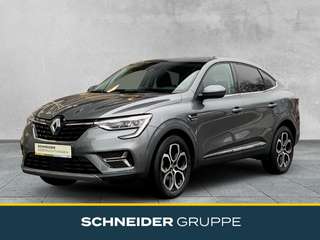 Schräge Frontansicht auf einen Renault Arkana , freigestellt