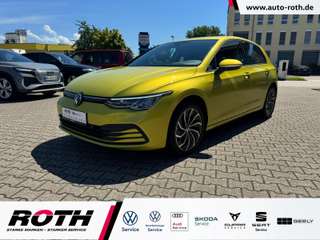 Schräge Frontansicht auf einen Volkswagen Golf , freigestellt