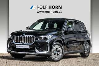 Schräge Frontansicht auf einen BMW iX1 , freigestellt