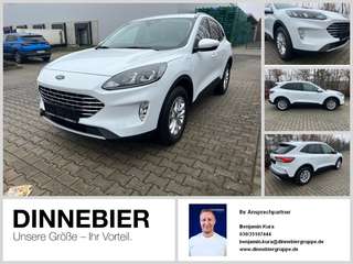 Schräge Frontansicht auf einen Ford Kuga , freigestellt