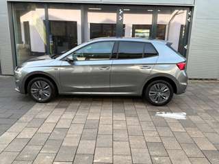 Schräge Frontansicht auf einen Skoda Fabia , freigestellt